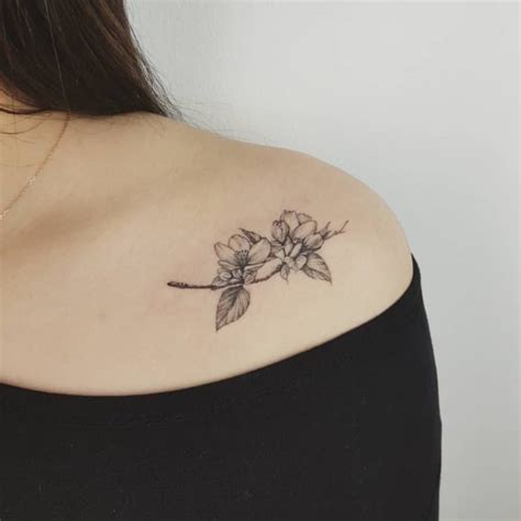 los mejores tatuajes en el pecho para mujeres|Tatuajes de pecho de mujer